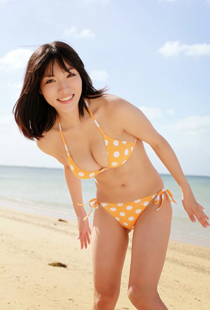 Siêu mẫu Anna Konno cởi quần đi biển
