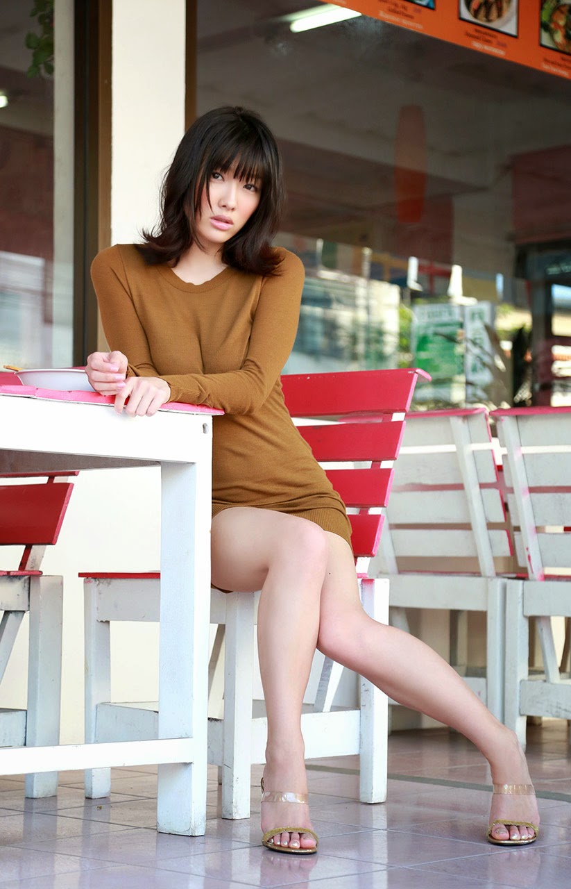 Chân dài Anna Konno mặc áo hở ngực