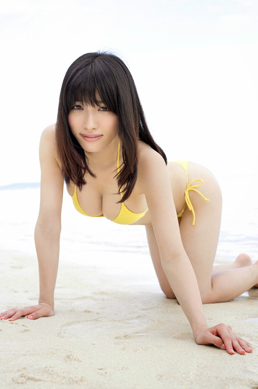 Anna Konno mặc bikini màu vàng tắm biển