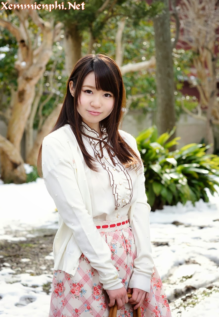 Nữ diễn viên Shiori Kamisaki xinh đẹp vạch áo